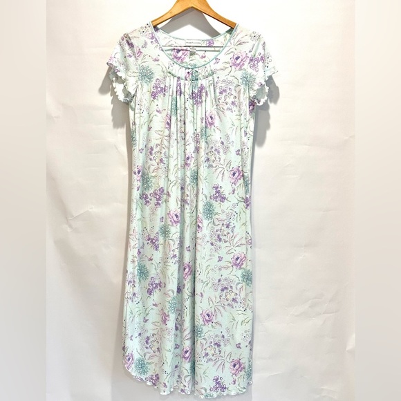 Miss Elaine Quilted Floral Robe Zip Close with Matching Short Sleeve Nightgown. - Picture 10 of 11